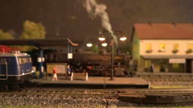 Model tren istasyonunda oyuncak dizel tren..