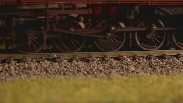 Nahaufnahme Modell einer Spielzeuglokomotive, die sich auf der Eisenbahn bewegt. — Stockvideo