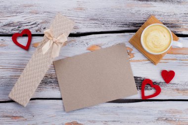 Bir fincan kahve ve hediye paketi..