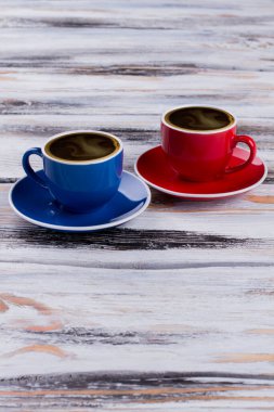 Bir fincan soğuk ve sıcak kahve..