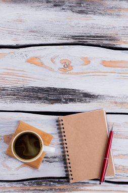 Düz yatıyordu yazarlar.