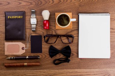 Sabah not defteri ve erkek aksesuarları düzdü..