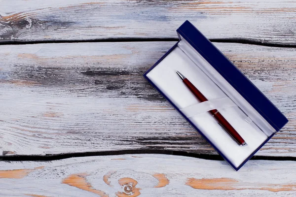 Caixa de presente caneta na mesa de madeira branca . — Fotografia de Stock