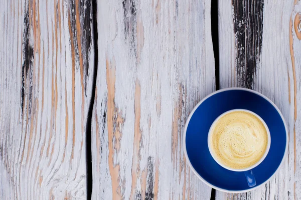 Poser plat tasse de café sur le bois et l'espace libre pour le texte. — Photo