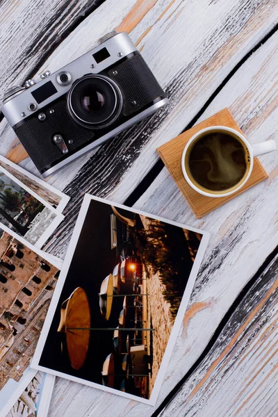 Flat lay cámara de fotos vintage con taza de café . — Foto de Stock