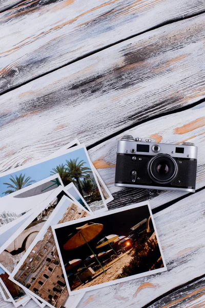 Flay lay cámara de fotos vintage y vacaciones de verano fotos . — Foto de Stock
