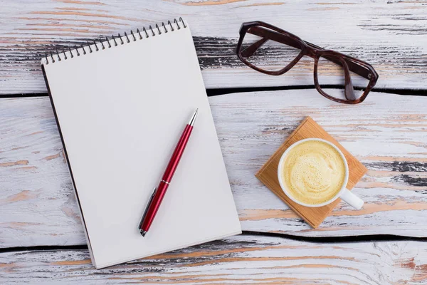 Κενό σημειωματάριο με στυλό και γυαλιά ηλίου σε λευκό ξύλο. — Φωτογραφία Αρχείου