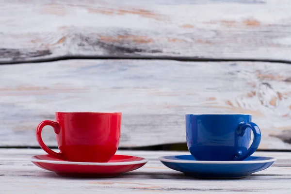 Red and blue coffee cups. — Stock Photo, Image