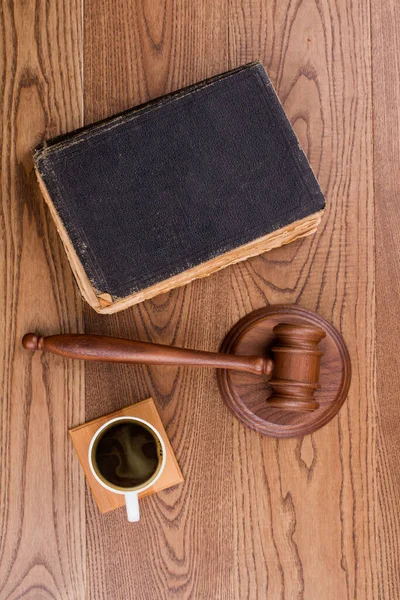 Martello giudici con vecchio libro e tazza di caffè. — Foto Stock