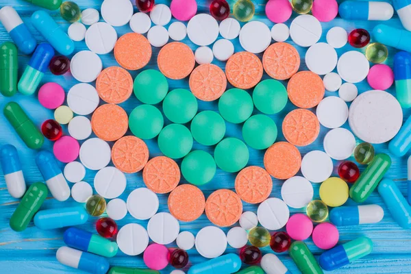 Sok különböző gyógyszer tabletták és tabletták rendezett alakú szív. — Stock Fotó