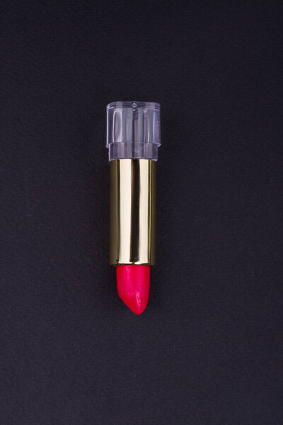 Яркая и красивая помада изолированы на темном фоне
.