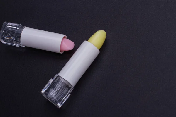 Lápiz labial rosa y amarillo en estuche abierto . — Foto de Stock