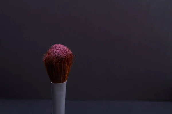 Brosse plate avec rougeur rose dessus. — Photo