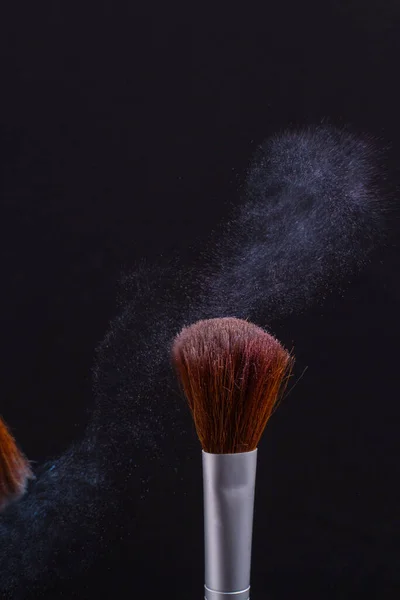 Pennello trucco con una polvere colorata spray. — Foto Stock