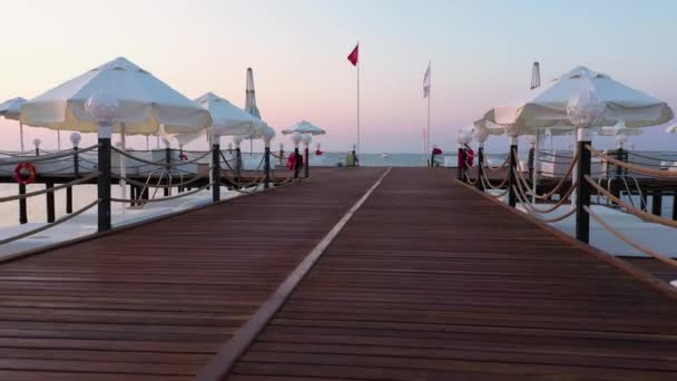 Muelle de madera con vistas panorámicas al mar . — Vídeo de stock