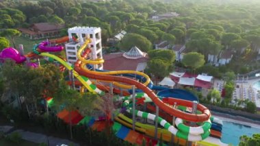 Su parkı ve tatil köyü havuzları.