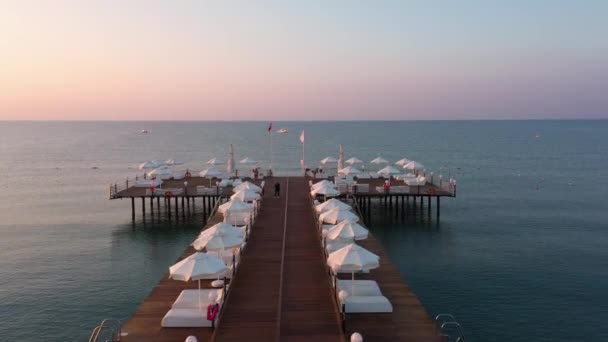 Vista dall'alto del molo sulla località turca mediterranea. — Video Stock