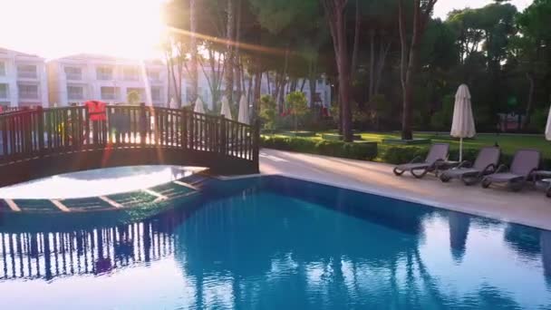 Medence a mediterrán nyári üdülőközpontban hotel. — Stock videók