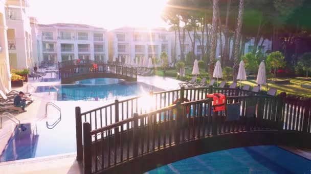 Brug door zwembad in het Turkse resorthotel. — Stockvideo