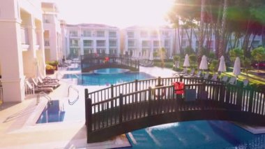 Sabahları güzel otel manzaralı lüks bir otel..