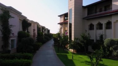 Türkiye 'deki modern lüks otelin topraklarında güzel manzara.