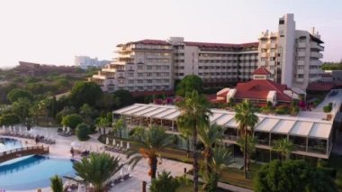 Türkiye 'nin Antalya kentindeki modern lüks otelin panoraması.