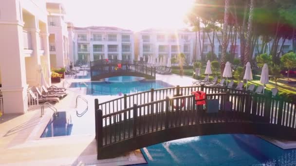 Πολυτελές θέρετρο με όμορφη θέα στο ξενοδοχείο το πρωί. — Αρχείο Βίντεο