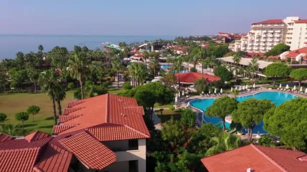 Arka planda deniz olan panoramik otel manzarası. — Stok video