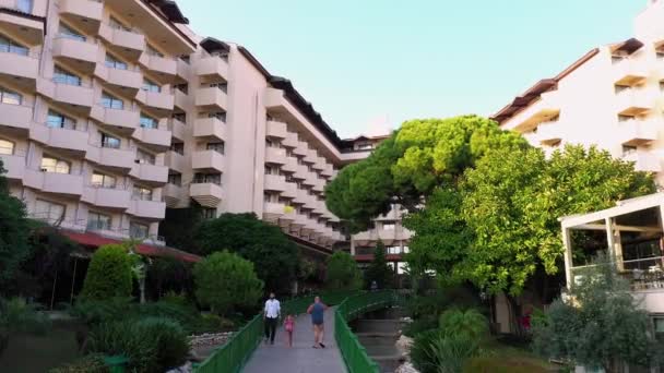 Lüks tropik tatil köyünün dışındaki panoramik manzaralı daireler.. — Stok video