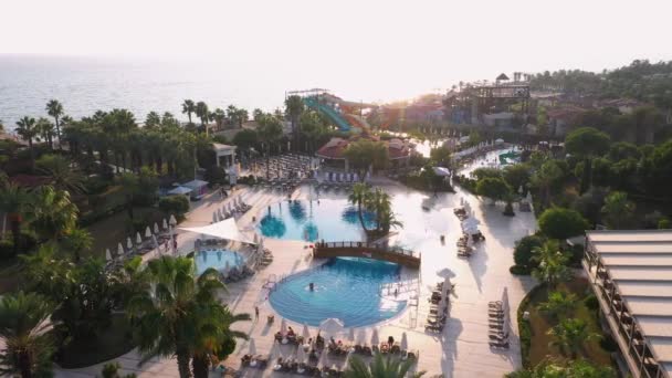 Vista superior de los turistas disfrutando de resort tropical en piscinas . — Vídeos de Stock