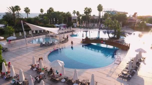Panorama de piscina no hotel de luxo . — Vídeo de Stock