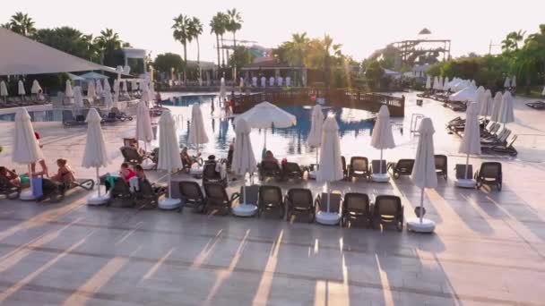 Paisagem da piscina do hotel com turistas . — Vídeo de Stock