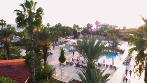 Красивий краєвид з басейном в курортному готелі . — стокове відео
