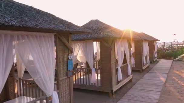 Cabanas de praia VIP em Antalya, Turquia . — Vídeo de Stock