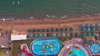 Sahilde yüzme havuzlu bir tatil köyü..