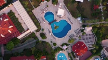 Yüzme havuzlu lüks otel havası..