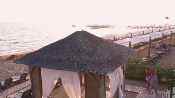 Hermoso paisaje al atardecer de playa turística en el mar Mediterráneo . — Vídeo de stock