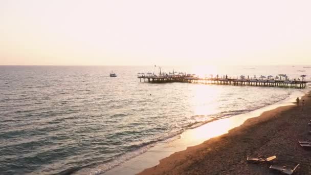 Pantai laut saat matahari terbenam. — Stok Video