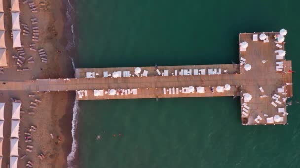 Resort pobřeží s dřevěným mola v moři, letecký výhled. — Stock video