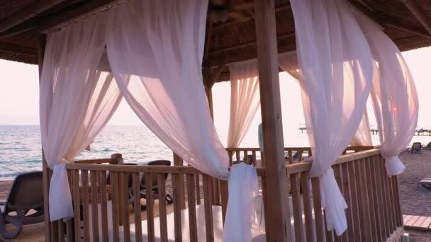 Romantisk strandhuv vid solnedgången. — Stockvideo