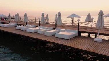 Gün batımında dalgalı Akdeniz.