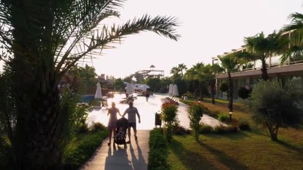 Hotel resort de lujo con piscina y hermoso jardín . — Vídeos de Stock