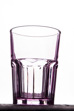 Boş şeffaf cam bardak beyaz üzerinde izole.