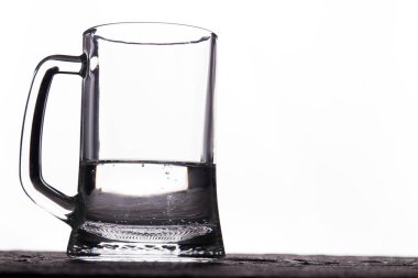 Şeffaf sıvıyla dolu cam bardak..