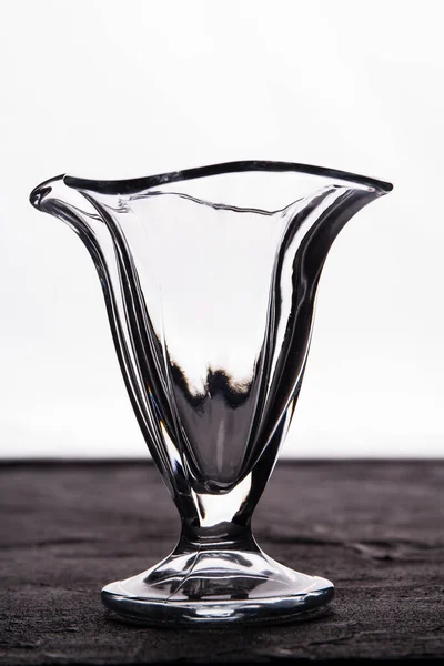Glazen ijsschotel in de vorm van een bloem. — Stockfoto