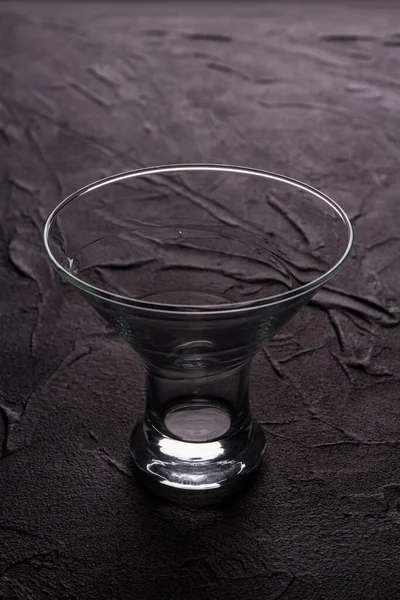 Singola ciotola di vetro trasparente su sfondo grigio. — Foto Stock
