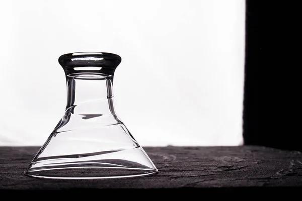 Ondersteboven glazen beker voor alcohol. — Stockfoto