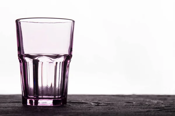 Фацетна скляна чашка на білому тлі . — стокове фото