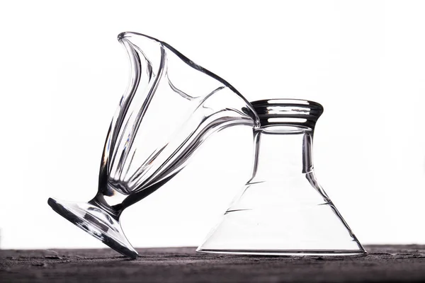 Fermer deux tasses en verre incurvées isolées sur blanc. — Photo