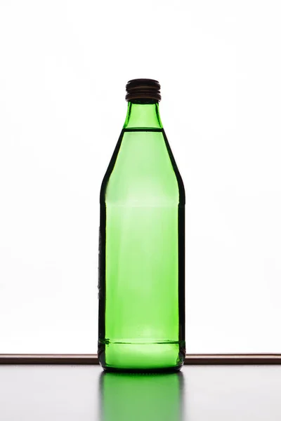 Grüne Flasche isoliert auf weißem Hintergrund. — Stockfoto